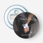 Romantic en Elegant Wedding Couple Holding Hands Button Flesopener<br><div class="desc">Een romantische en elegante trouwfoto van een paar dat handen vasthoudt. Het afbeelding richt zich op de paren handen samengeklemd in de liefde,  terwijl het dragen van hun fancy bruiloft kleding. Zij in haar trouwjurk en hij in zijn pak. Personaliseer met uw trouwgegevens.</div>