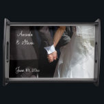 Romantic en Elegant Wedding Couple Holding Hands Dienblad<br><div class="desc">Een romantische en elegante trouwfoto van een paar dat handen vasthoudt. Het afbeelding richt zich op de koppels die in elkaar botsten in liefde,  terwijl ze hun fancy trouwkleding dragen. Ze ging in haar trouwjurk en hij in zijn tux. Pas je eigen trouwgegevens aan.</div>