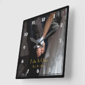 Romantic en Elegant Wedding Couple Holding Hands Vierkante Klok (Hoek)