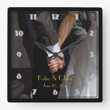 Romantic en Elegant Wedding Couple Holding Hands