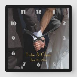 Romantic en Elegant Wedding Couple Holding Hands Vierkante Klok