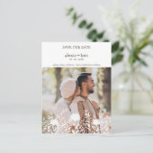 Romantic Engaged Couple met Wildbloemen Design Briefkaart (Staand voorkant)