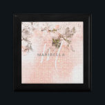 Romantic Floral Blush-Pink Monogram Calligrafie Cadeaudoosje<br><div class="desc">Het ontwerp heeft een romantisch bloemmotief boven een -achtig bleek blush-roze motief. Eenvoudig naam en monogram naar keuze aanpassen. Ideaal cadeau en souvenir idee voor het bruidsmeisje,  bruidsmeisje,  bruiloftsfeest,  verloving en andere belangrijke gelegenheden.</div>