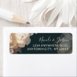Romantic Floral Elegance Wedding Etiket<br><div class="desc">Dit elegante etiket van het terugkeeradres heeft hedendaagse flair met subtiel licht en schaduwen met prachtige dubbele tulpen, witte bessen en IJslandse papavers. Het kleurenschema omvat gebroken witte bloemen met lichte scharnieren van bleek blozen en een luxueuze grijze achtergrond van een diepe leisteen. Het type gezichtsbedekking dat op het ontwerp...</div>