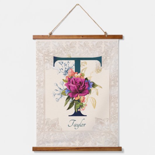 Romantic Floral Monogram Letter T Hangend Wandkleed (Voorkant)