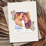 Romantic Floral Photo Wedding Save the Date<br><div class="desc">Maak je klaar om de vreugde van je speciale dag te delen met onze romantische bloemetjesbruiloft met de date card! Met een mooie linnen achtergrond met delicate botanische florale accenten is deze kaart de perfecte manier om de toon te zetten voor je bruiloft en je gasten een sneeklek te geven...</div>