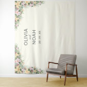 Romantic floral wedding wandkleed (In situ)