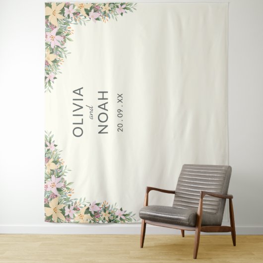 Romantic floral wedding wandkleed (In situ)