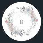 Romantic Floral Wreater Waterverf Monogram Ronde Sticker<br><div class="desc">Een ontwerp gemoderniseerd met gevesdroogde waterverf floral & botanicals om het monogram te belichamen met deze ronde trouwsticker.De zorgvuldig georganiseerde florale kreet met een monogram, creëer een lichte en luchtfoto die perfect deze unieke sticker accentueert met Phrosne Ras Design met eenvoud en elegantie, de tekst, de kleuren en het ontwerp...</div>