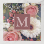 Romantic Flower Bouquet Monogram Sierschaaltjes<br><div class="desc">Zacht roze rozen en witte bloemen in romantische boeket op gepersonaliseerde geschenken en accessoires.</div>