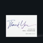 Romantic Flowers Modern Script Vrijgezellenfeest Bedankkaart<br><div class="desc">Eenvoudig,  modern script,  "bedankt",  in een blauwe paarse kaart voor het vrijgezellenfeest. Op de achterkant met wildbloemen in een paarse pot met aanpasbare tekst.</div>