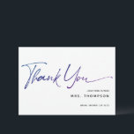 Romantic Flowers Modern Script Vrijgezellenfeest Bedankkaart<br><div class="desc">Eenvoudig,  modern script,  "bedankt",  in een blauwe paarse kaart voor het vrijgezellenfeest. Op de achterkant met wildbloemen in een paarse pot met aanpasbare tekst.</div>