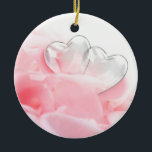 Romantic Glass Hearts Roos Petals Keramisch Ornament<br><div class="desc">Elegant mooi en romantisch plaatje met twee glazen harten op een bed van roze roze roze roze roze roze petjes.</div>