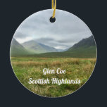 Romantic Glen Coe Mountains Scottish Highlands Keramisch Ornament<br><div class="desc">Het is een adembenemend en romantisch gezicht als je naar de eenzame Schotse Hooglanden rijdt en een glimp opneemt van de grote bergen Glen Coe die in mist zijn gehuld. De gele grassen contrasteren met de donkere broedheuvels die zijn gehuld door lage wolken. Souvenir van prachtig Schotland, geweldig voor jezelf...</div>