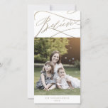 Romantic Gold Believe Photo Family Newsletter Feestdagenkaart<br><div class="desc">Dit romantische goud gelooft dat de nieuwsbrief van de fotofamilie de perfecte eenvoudige feestelijke groet is. Het moderne klassieke ontwerp is voorzien van fancy draden en grillen met prachtige elegante handgeschreven faux champagne Gold folie-typografie. Pas de voorzijde van de kaart aan met een foto, uw familienaam en het jaar. Neem...</div>