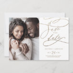 Romantic Gold Calligrafie Foto Save The Date<br><div class="desc">Deze romantische goudkalligrafiefoto is perfect voor een eenvoudige bruiloft. Het moderne klassieke ontwerp is voorzien van fancy draden en grillen met prachtige elegante handgeschreven faux champagne Gold folie-typografie.</div>