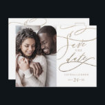Romantic Gold Calligraphy Photo Save the Date Uitnodiging Briefkaart<br><div class="desc">Deze romantische goudkalligrafieffoto,  behalve het briefkaart van de datumaankondiging,  is perfect voor een eenvoudige bruiloft. Het moderne klassieke ontwerp is voorzien van fancy draden en grillen met prachtige elegante handgeschreven faux champagne Gold folie-typografie.</div>