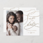 Romantic Gold Calligraphy Photo Save the Date Uitnodiging Briefkaart<br><div class="desc">Deze romantische goudkalligrafieffoto,  behalve het briefkaart van de datumaankondiging,  is perfect voor een eenvoudige bruiloft. Het moderne klassieke ontwerp is voorzien van fancy draden en grillen met prachtige elegante handgeschreven faux champagne Gold folie-typografie.</div>