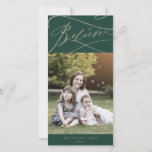 Romantic Gold Green Geloof foto Family News Feestdagenkaart<br><div class="desc">Deze romantische goudgroene geloven dat de fotonieuwskaart de perfecte feestelijke feestdag is. Het moderne klassieke ontwerp is voorzien van fancy draden en grillen met prachtige elegante handgeschreven faux champagne Gold folie-typografie. Pas de voorzijde van de kaart aan met een foto, uw familienaam en het jaar. Neem een extra foto en...</div>