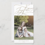 Romantic Gold Joyful Photo Family Newsletter Feestdagenkaart<br><div class="desc">Deze romantische gouden, vrolijke nieuwsbrief van de fotofamilie is de perfecte eenvoudige feestelijke groet. Het moderne klassieke ontwerp is voorzien van fancy draden en grillen met prachtige elegante handgeschreven faux champagne Gold folie-typografie. Pas de voorzijde van de kaart aan met een foto, uw familienaam en het jaar. Neem een extra...</div>