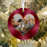 Romantic Gondola Ride on Red Metalen Ornament<br><div class="desc">* Een mooi stel, ganzen uit liefde en een romantische gondola-rit. Een leuk cadeau voor een paar of een paar van een jongere die naar Wenen zijn geweest of willen gaan. Dit keramische ornament is verkrijgbaar in verschillende vormen. Voeg het bericht van jouw tekst aan de achterkant toe. ~* {Op...</div>