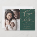 Romantic Green Calligraphy Foto Save The Date<br><div class="desc">Deze romantische,  groene kalligrafiefoto is perfect voor een eenvoudige bruiloft. Het moderne klassieke ontwerp is voorzien van fancy draden en grillen met prachtige elegante handgeschreven faux champagne Gold folie-typografie.</div>