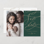 Romantic Green Calligraphy Photo Save the Date Uitnodiging Briefkaart<br><div class="desc">Deze romantische,  groene kalligrafieffoto,  behalve het briefkaart van de datumaankondiging,  is perfect voor een eenvoudige bruiloft. Het moderne klassieke ontwerp is voorzien van fancy draden en grillen met prachtige elegante handgeschreven faux champagne Gold folie-typografie.</div>