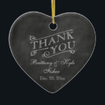 Romantic Heart Hartelijk dank op het bord Keramisch Ornament<br><div class="desc">Deze vakantieversiering is een Dank u Favor die op een geïllustreerde achtergrond van het krijtbord wordt gedrukt.</div>