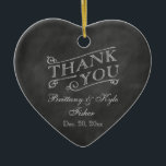 Romantic Heart Hartelijk dank op het bord Keramisch Ornament<br><div class="desc">Deze vakantieversiering is een Dank u Favor die op een geïllustreerde achtergrond van het krijtbord wordt gedrukt.</div>
