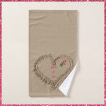 Romantic Heart Ocean Beach Sand Bad Handdoek<br><div class="desc">Lieve foto van een handgetekend hart in het zand. Pas je aan met de naam van jou en je geliefde. Verkleurd met een  roze roze roos.</div>
