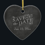 Romantic Heart Save the Date on Chalkboard Keramisch Ornament<br><div class="desc">Deze vakantieversiering is sparen de Datum die op een geïllustreerde krijtbordachtergrond wordt gedrukt.</div>