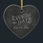 Romantic Heart Save the Date on Chalkboard Keramisch Ornament<br><div class="desc">Deze vakantieversiering is sparen de Datum die op een geïllustreerde krijtbordachtergrond wordt gedrukt.</div>
