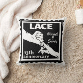 Romantic houdt 13e trouwdag in handen kussen (Deken)