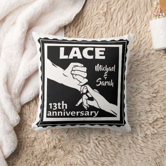 Romantic houdt 13e trouwdag in handen kussen (Deken)