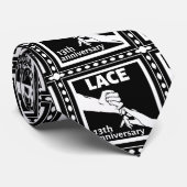 Romantic houdt 13e trouwdag in handen stropdas (Opgerold)