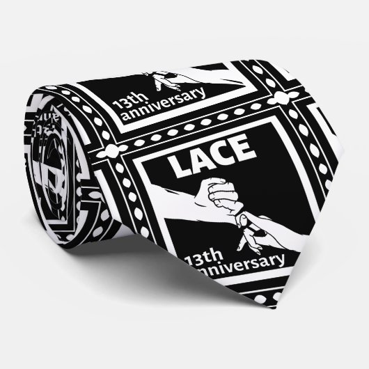 Romantic houdt 13e trouwdag in handen stropdas (Opgerold)