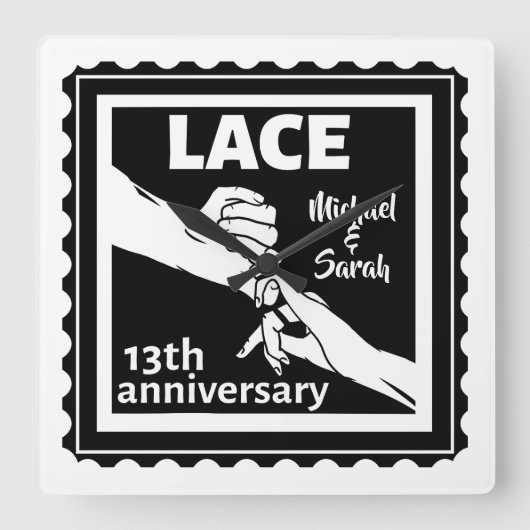 Romantic houdt 13e trouwdag in handen vierkante klok (Voorkant)