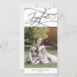 Romantic Joyful Kerstfotoserie Nieuwsbrief Feestdagenkaart<br><div class="desc">Deze romantische leuke kerstfotoserie nieuwsbrief met een feestdag is de perfecte eenvoudige feestelijke groet. Het moderne klassieke ontwerp is uitgerust met fancy draden en grillen met prachtige, elegante, handgeschreven typografie. Pas de voorzijde van de kaart aan met een foto, uw familienaam en het jaar. Neem een extra foto en een...</div>