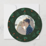 Romantic kerstmis Mistletoe Couple Foto Cirkel Feestdagenkaart<br><div class="desc">Deze romantische kerstkaart is voorzien van een persoonlijke feestfoto met een feestelijke maîtletoe en een rode boog boven uw aangepaste foto van een zoend koppel. Voeg je eigen afbeelding van een nieuw verloving toe in het midden van dit prachtige groene botanische vakantiepatroon. Pas deze herdenkingskoepel op de rug in rood...</div>