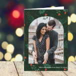 Romantic kerstplein Foto Mistletoe Folded Feestdagen Kaart<br><div class="desc">Kerstkussen en vakantiewensen overheersen met deze feestelijke en romantische maîtletoe-patroonkaart. Vul de moderne boog met uw favoriete koppel foto en voeg uw douaneDmas bericht in wit over de botanische groene achtergrond toe.</div>