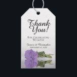 Romantic Lavender Paars Roos Weddenschap Hartelijk Cadeaulabel<br><div class="desc">Deze trouwcadeaulabels zijn ontworpen om te worden gebruikt met gunsten of cadeaus voor familie, speciale gasten, of leden van uw bruidsfeestje. Het ontwerp is eenvoudig, maar elegant met een enkel lang gelaagd licht paars of lavender gekleurd roos dat in een pool van water met golven en rimpels reflecteert. De titel...</div>