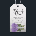 Romantic Lavender Paars Roos Weddenschap Hartelijk Cadeaulabel<br><div class="desc">Deze trouwcadeaulabels zijn ontworpen om te worden gebruikt met gunsten of cadeaus voor familie, speciale gasten, of leden van uw bruidsfeestje. Het ontwerp is eenvoudig, maar elegant met een enkel lang gelaagd licht paars of lavender gekleurd roos dat in een pool van water met golven en rimpels reflecteert. De titel...</div>
