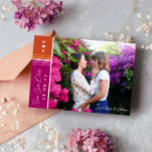 Romantic Lesbian Flag Stripes Weduwfoto Save The Date<br><div class="desc">Moderne lesbische bruiloft bespaart de datumkaart met een streekontwerp geïnspireerd door de lesbische pridevlag. Lesbische foto slaat de datumkaart op met je initialen en een schattig hart.</div>