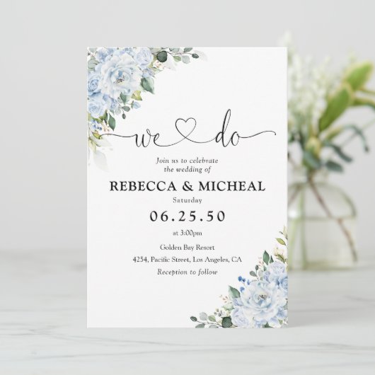 Romantic Light Blue Floral Wedding Invitation Kaart (Staand voorkant)