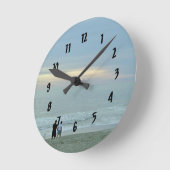 Romantic loopt langs het strand ronde klok (Hoek)