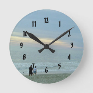 Romantic loopt langs het strand ronde klok