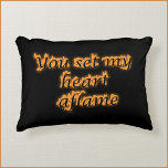 Romantic Love Quote Accent Kussen<br><div class="desc">Vette liefde citeert accentkussens die je liefde verkondigen,  JE VESTIGT MIJN HART AFLAME IN script,  faux brandstichting op een zwarte achtergrond. Maakt een invloed op het thuisdecor. Leuk cadeau voor degene waar je van houdt.</div>