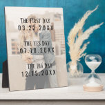 Romantic Married Couple Dates Afbeelding Typografi Fotoplaat<br><div class="desc">Dit romantische, zoete en unieke ontwerp is het perfecte geschenk voor jezelf of een paar dat dicht bij je staat. Het kenmerkt een personaliseerbaar afbeelding van de foto van het paar met eenvoudige en moderne typografie die de belangrijke data in hun relatie toont. "De eerste dag, " (de dag waarop...</div>