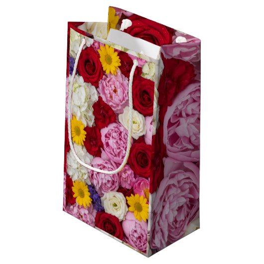 Romantic Mixed Floral Bouquet Pattern with Roses Klein Cadeauzakje (Achterkant Gekanteld)