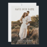 Romantic Modern Couple Photo Save the Date<br><div class="desc">Een romantische moderne buitenfoto slaat de datumaankondiging op met een gelukkig koppel in een natuur in de openlucht,  met een unieke decoratieve titel,  en je datums. Andere tekst op de achterkant. Vervang eenvoudig deze placeholder foto met uw in een verticaal formaat.</div>
